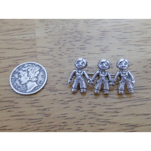 Vintage Sterling Children Holding Hands Pin - Picture 4 of 9